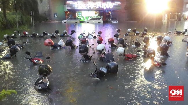 Risma Sempat Dipuji, Faktanya Surabaya Dilanda Banjir